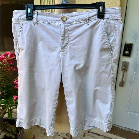 Eddie Bauer Pants - EDDIE BAUER. Beige, Ladies Shaw Shorts. Size 10. Pockets.